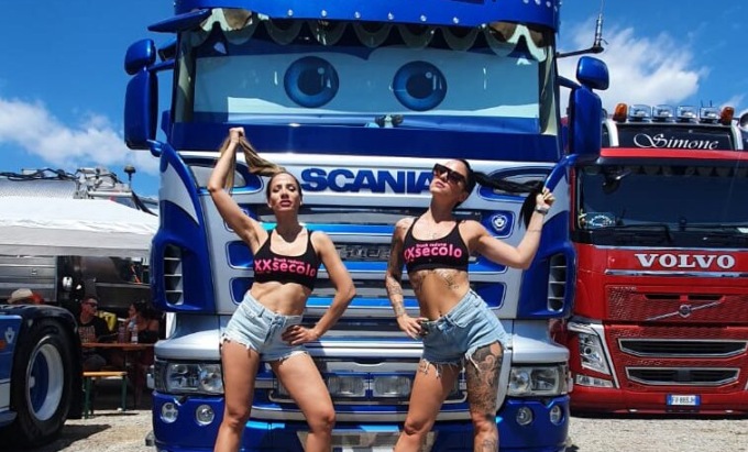 Raduno di giganti della strada in Fiera a Bergamo: c’è anche il “sexy truck wash”