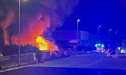 Incendio in un capannone di Grassobbio nella notte: forse è doloso, area sottoposta a sequestro