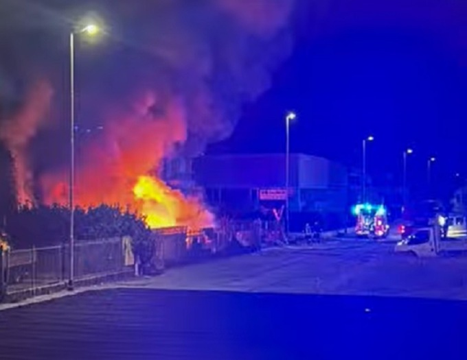 Incendio in un capannone di Grassobbio nella notte: forse è doloso, area sottoposta a sequestro