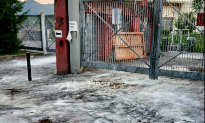 E questa sarebbe maturità? Fuori dall'istituto Romero di Albino festa e... sporcizia