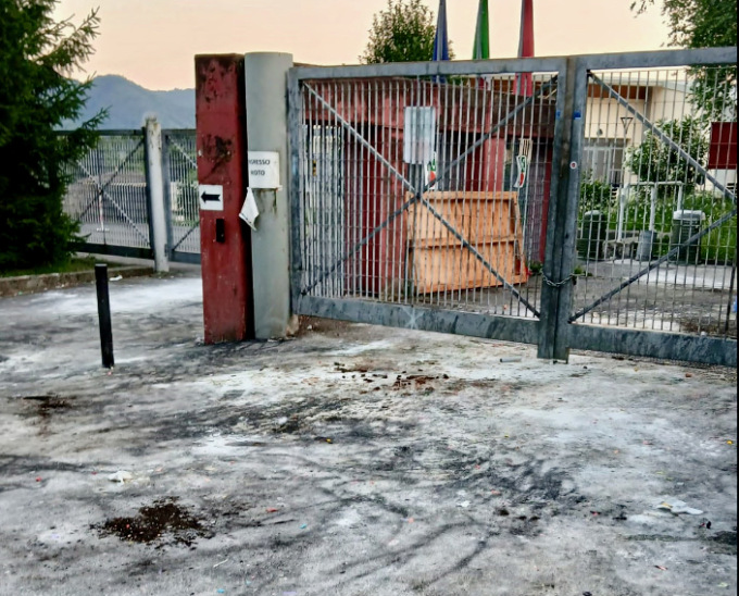 E questa sarebbe maturità? Fuori dall’istituto Romero di Albino festa e… sporcizia
