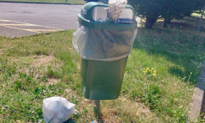 La strana discussione sui nuovi cestini di Torre Boldone con l'apertura... stretta
