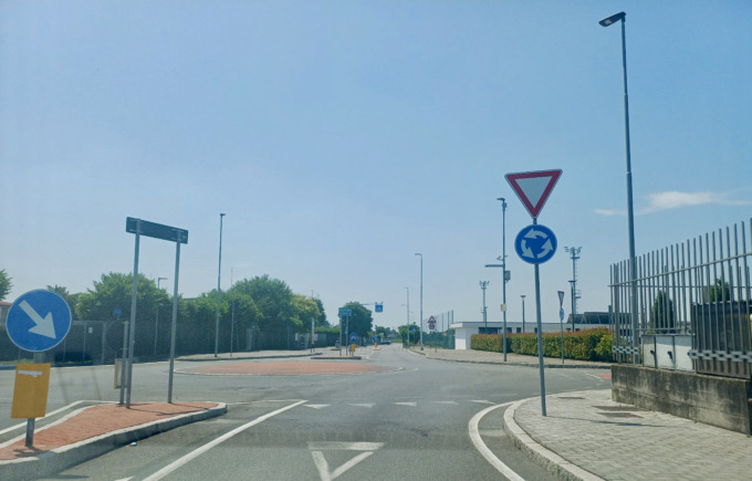 Nonostante le segnalazioni, la rotatoria di via Stezzano ad Azzano San Paolo resta un nodo irrisolto