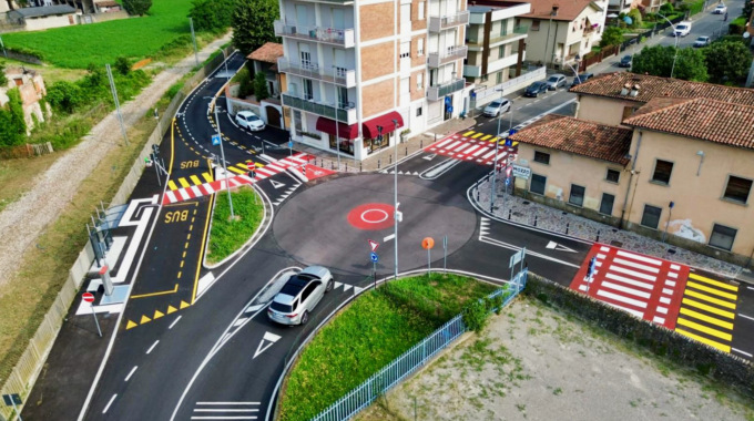 Botta e risposta in Comune: la nuova rotatoria in via Piatti a Mozzo fa discutere