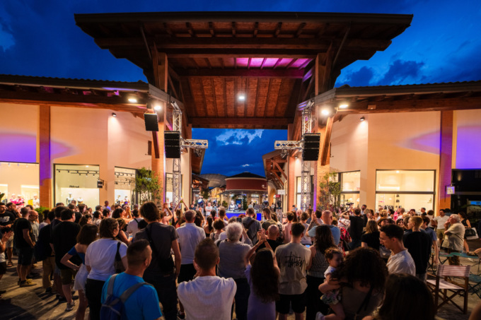 Parole, musica e shopping by night: l’estate del Franciacorta Village è servita