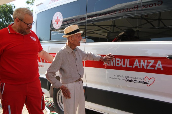 Athos Lavezzari, 101 anni, dona una nuova ambulanza alla Croce Rossa di Bergamo