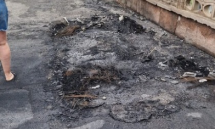 Un altro rogo nella notte a Pontirolo: dieci auto incendiate nell'ultimo anno