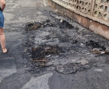 Un altro rogo nella notte a Pontirolo: dieci auto incendiate nell’ultimo anno