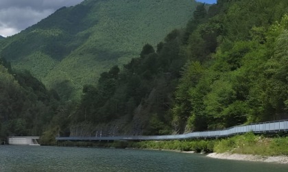Taglio del nastro per la passerella pedonale del lago di Cassiglio, regalata al Comune