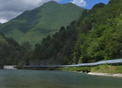 Taglio del nastro per la passerella pedonale del lago di Cassiglio, regalata al Comune