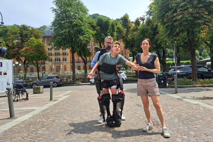 Quella commovente passeggiata di Andrea con il suo esoscheletro a San Pellegrino