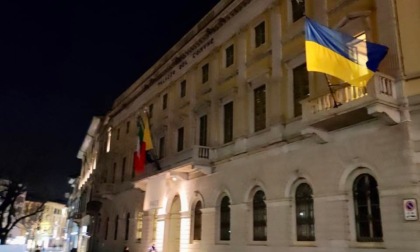 Bianchi: «La bandiera ucraina non può stare su Palafrizzoni». Carnevali: «Sarà ricollocata»