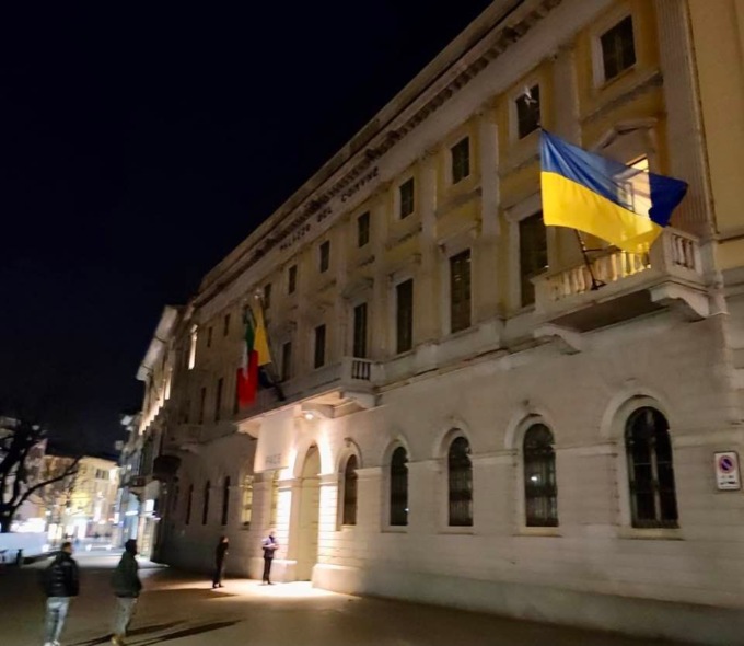 Bianchi: «La bandiera ucraina non può stare su Palafrizzoni». Carnevali: «Sarà ricollocata»