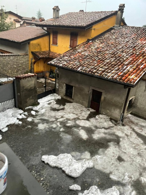 Grandine nelle Valli, vento forte nella Bassa: foto e video del maltempo in Bergamasca