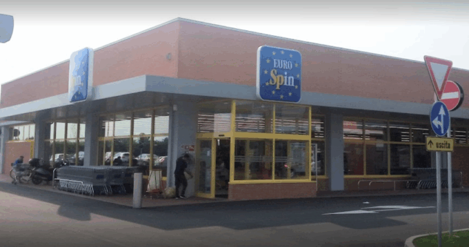 Distraggono una donna all’Eurospin di Treviglio e un complice le ruba la borsetta