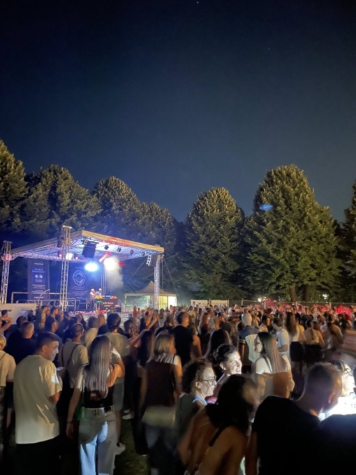 Multa di 430 euro all’evento per aiutare ragazzi disabili a Mapello. Colpa di uno striscione