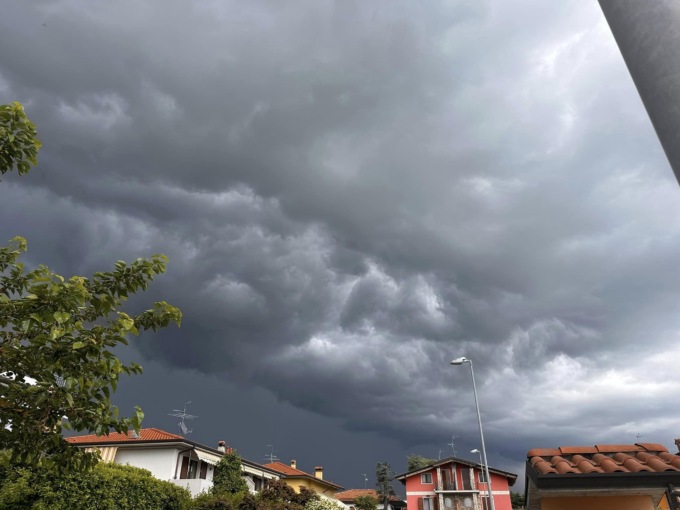 Ancora maltempo e allerta gialla in Bergamasca, parchi chiusi tutto il giorno in città
