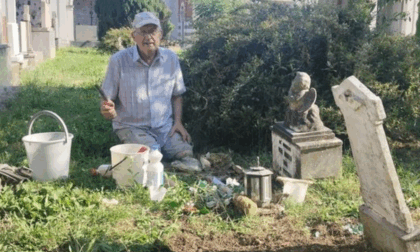 Il signor Colombo, che al cimitero di Vailate restaura le tombe dei bimbi di inizio Novecento