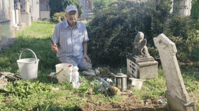 Il signor Colombo, che al cimitero di Vailate restaura le tombe dei bimbi di inizio Novecento