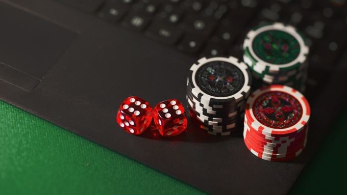 Gioco d’azzardo online, nuova sentenza. Casati (Pd): «A rischio lotta alla ludopatia»