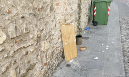 Sporcizia in via San Tomaso: «Se si aumenta la Tari, il servizio deve essere rigoroso»