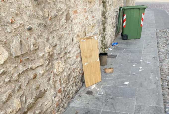Sporcizia in via San Tomaso: «Se si aumenta la Tari, il servizio deve essere rigoroso»