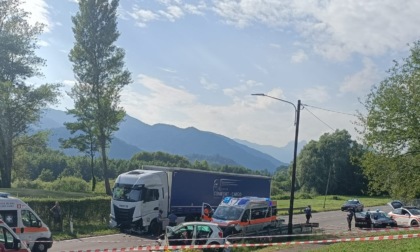 Scontro frontale tra auto e camion a Monte Marenzo: morta coppia di pensionati di Calolzio, grave la figlia