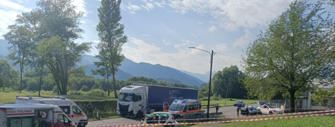 Scontro frontale tra auto e camion a Monte Marenzo: morta coppia di pensionati di Calolzio, grave la figlia