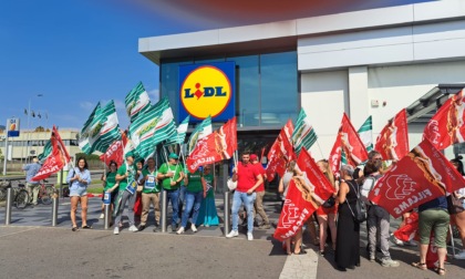 Sciopero nazionale dei lavoratori Lidl: il presidio fuori dal punto vendita di Osio Sotto