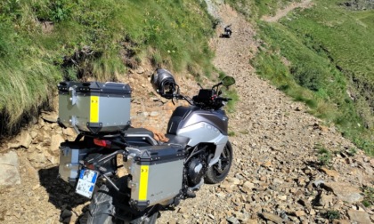 A spasso sui monti con una moto da strada: turisti in difficoltà in alta Val Brembana