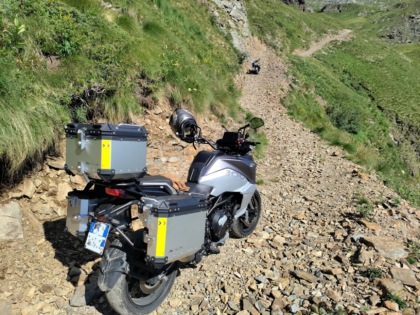 A spasso sui monti con una moto da strada: turisti in difficoltà in alta Val Brembana