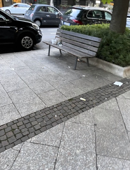 Serve una soluzione al degrado tra viale Papa Giovanni e Galleria Fanzago: «Via le panchine?»