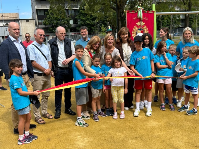 «Dove c’era un parcheggio ora c’è un’area verde»: finalmente ampliato il parco Olmi
