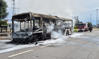 Pullman in fiamme a Capriate, nei pressi del casello A4: traffico in tilt