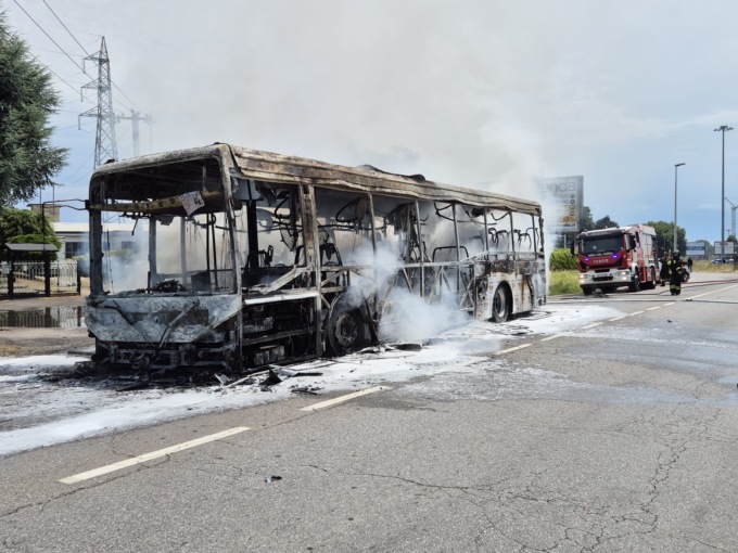 Pullman in fiamme a Capriate, nei pressi del casello A4: traffico in tilt
