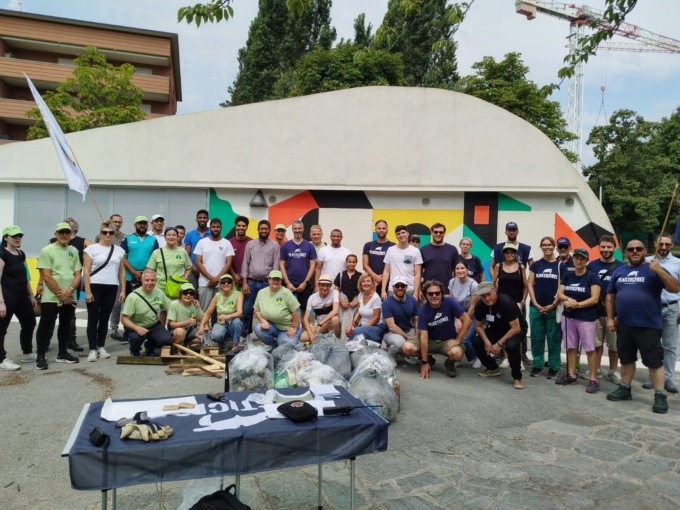 Più ispezioni sui rifiuti a Bergamo, al parco di Celadina raccolti 70 kg di immondizia
