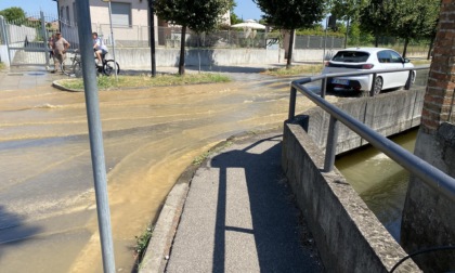 L'agricoltore si distrae: tratti di strada allagati a Brignano. Il sindaco: «Tanto allarmismo per così poco»