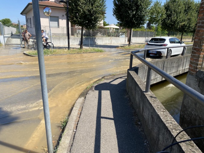 L’agricoltore si distrae: tratti di strada allagati a Brignano. Il sindaco: «Tanto allarmismo per così poco»