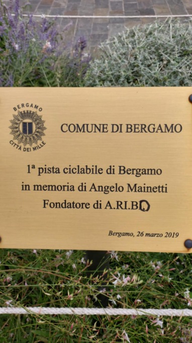 Deturpata la targa in memoria di Angelo Mainetti: «Un piccolo atto, ma meschino e vile»