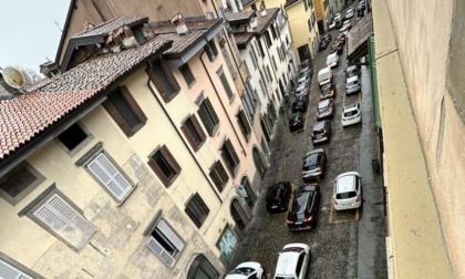 Auto in coda, sosta selvaggia e rifiuti: «Vivere in via San Tomaso è diventato un incubo»