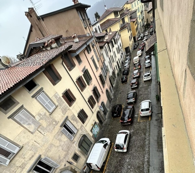 Auto in coda, sosta selvaggia e rifiuti: «Vivere in via San Tomaso è diventato un incubo»