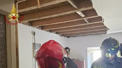 Crolla controsoffitto in via Quarenghi, 90enne intrappolata sotto le macerie per ore