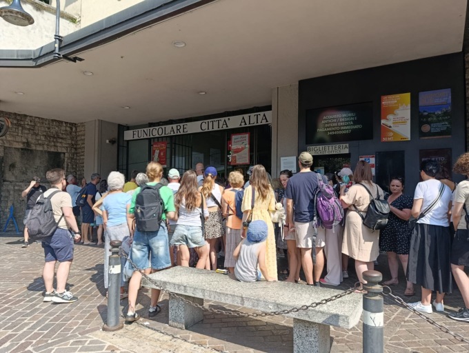 «Funicolare, biglietterie guaste e lunghe code: che biglietto da visita per Bergamo…»