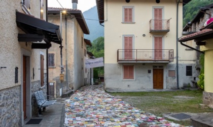 Tremila libri diventano una strada nel borgo di Tagliata: un'installazione unica