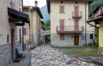 Tremila libri diventano una strada nel borgo di Tagliata: un’installazione unica