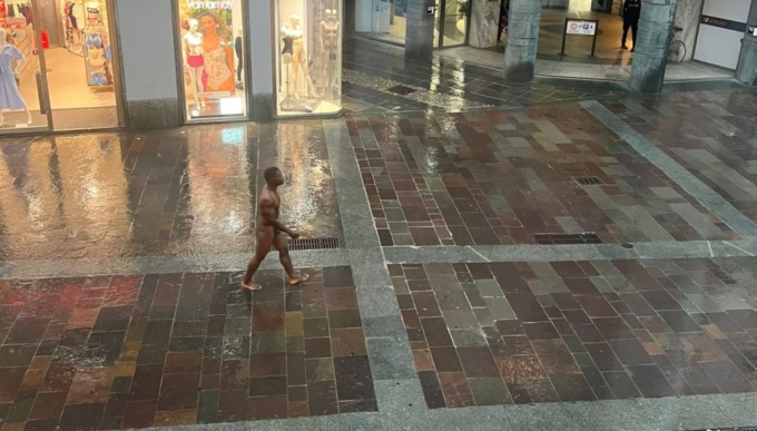 Uomo nudo in centro, la sindaca: «Era successo anche a Seriate, la salute mentale richiede attenzione»