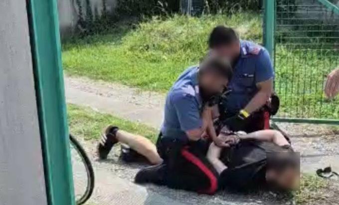S’introduce in un cortile privato e aggredisce un operaio comunale: paura ad Antegnate