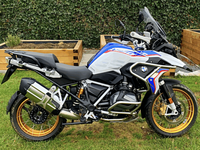 La disavventura di un motociclista di Treviolo: «Se avete una Bmw, occhio ai viaggi in Francia»