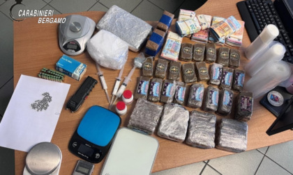 Perquisizione in casa a Brembate di Sopra: trovati 7 chili di droga, 35mila euro e uno storditore elettrico