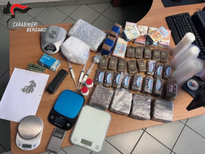 Perquisizione in casa a Brembate di Sopra: trovati 7 chili di droga, 35mila euro e uno storditore elettrico